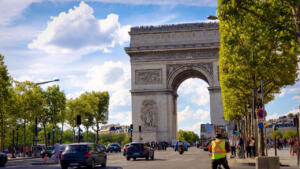 Cycling along the Champs-Élysées to the Arc de Triomphe