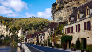 La Roque-Gageac with Château de la Malartrie on left
