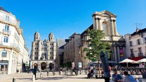 Église Saint-Michel in the background. Dijon, France
