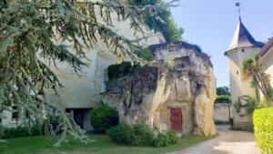 Troglodyte home in La Vignole with balconies