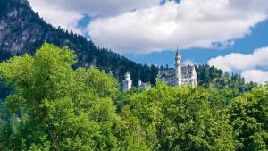 Schloss Neuschwanstein (Neuschwanstein Castle) near Fussen, Germany.
