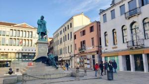  Campo Daniele Manin Town Square in Venice