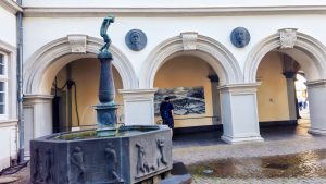 Mischievous boy intermittently squirting water in Koblenz's Rathaus